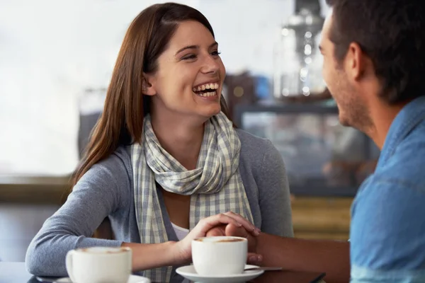 让她笑一对年轻貌美的情侣一起在咖啡店里 — 图库照片