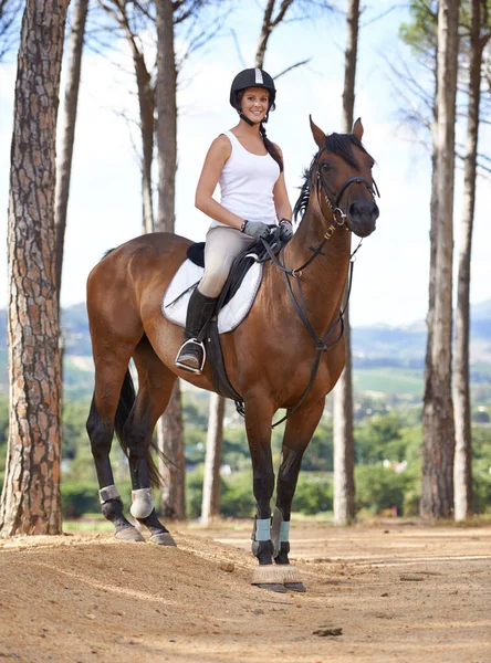 私のお気に入りの席です 栗の馬の上に座っている美しい若いジョッキー — ストック写真