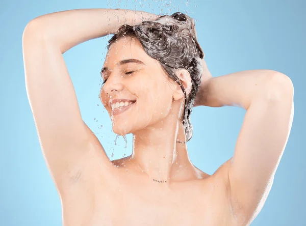 お湯でシャワー 女性と衛生は シャンプーや髪の美しさからリラックスします 朝のスキンケアからきれいにモデルの健康的な健康 水滴やボディケアと笑顔で皮膚科 — ストック写真