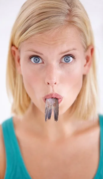 この魚の味は圧倒的だ 魚を全部食べる若い女性の肖像画 — ストック写真