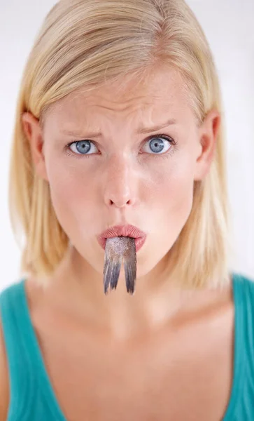 Problème Avec Poisson Portrait Une Jeune Femme Mangeant Poisson Entier — Photo