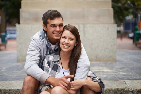 親密な瞬間を共有する 親密な瞬間を持って外に座って幸せな若いカップル — ストック写真