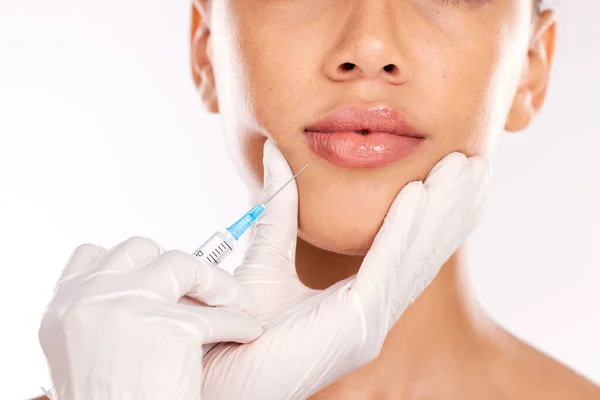 Doctor Hand Botox Vrouw Met Collageen Naald Gezicht Studio Achtergrond — Stockfoto