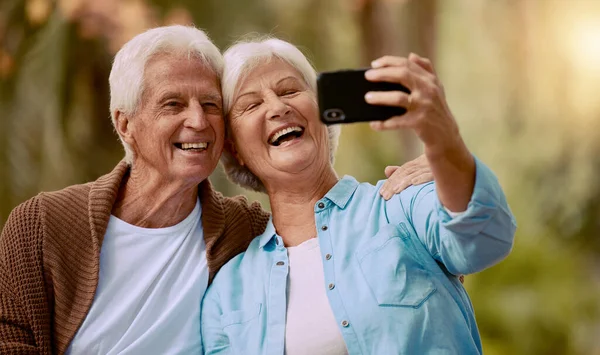 Starsza Para Telefon Selfie Uśmiech Razem Świeżym Powietrzu Lecie Social — Zdjęcie stockowe