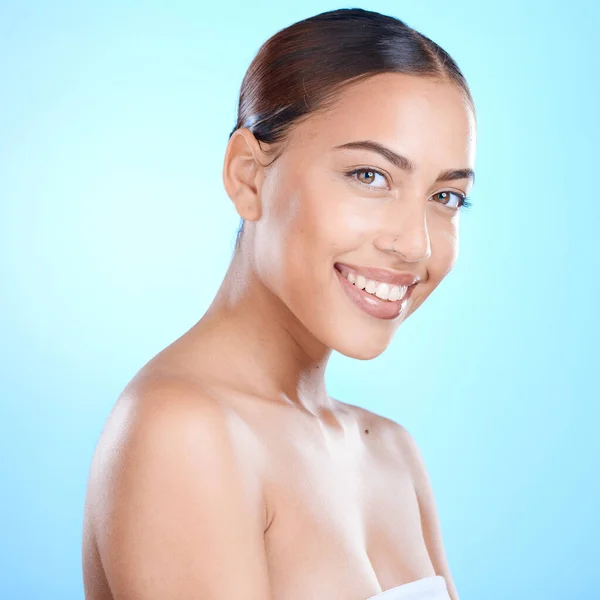 Pielęgnacja Skóry Kobieta Kosmetyki Wellness Uśmiech Leczenie Tle Niebieskiego Studio — Zdjęcie stockowe