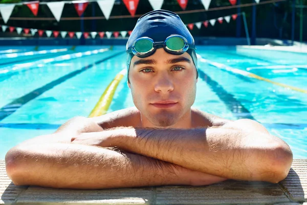 他非常认真地对待他的游泳 严肃的男子游泳运动员在游泳池肖像旁边休息 — 图库照片