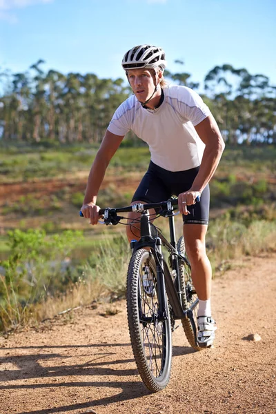 Dominando Trilhos Jovem Montando Sua Bicicleta Montanha Uma Trilha Florestal — Fotografia de Stock
