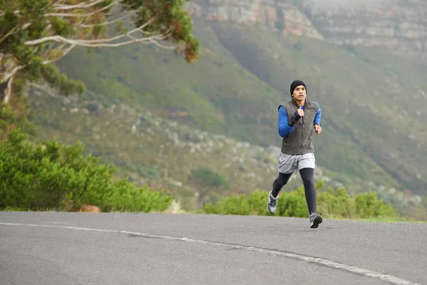 さわやかな冬の空気の中でジョギングを楽しむ 屋外で走っている若い男 — ストック写真