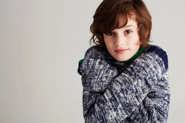 Mez Melegen Tart Télen Egy Fiatal Fiú Portréja Aki Átkarolt — Stock Fotó