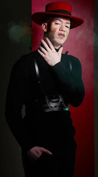 Мода Стильность Портрет Мужчины Модели Позирующей Ателье Роскошным Триумфальным Модным — стоковое фото
