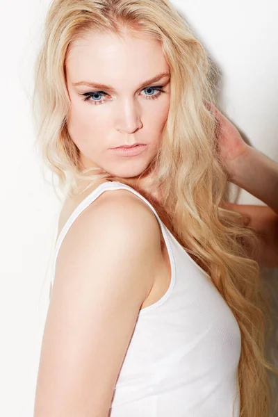 Sultry Perfektion Porträtt Vacker Blond Tittar Förföriskt Kameran — Stockfoto
