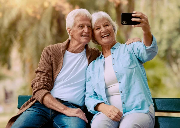 Starsza Para Selfie Telefoniczne Uśmiech Ławce Parku Dla Miłości Opieki — Zdjęcie stockowe