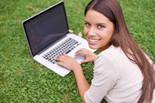 사무실은 어디에 나있어요 공원에 노트북을 만지고 아름다운 아가씨 — 스톡 사진