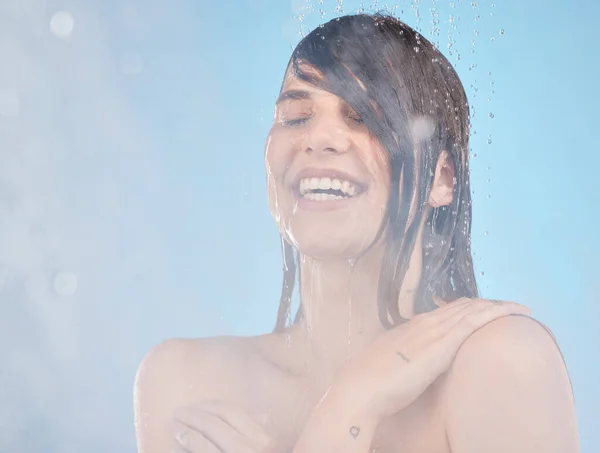 Skincare Zuhanyzó Női Takarítás Boldog Pihenni Wellness Víz Fröccsenés Kék — Stock Fotó