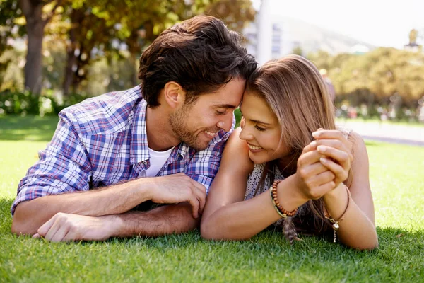 Romantyzm Przychodzi Naturalnie Szczęśliwa Młoda Para Leżąca Trawie Parku — Zdjęcie stockowe