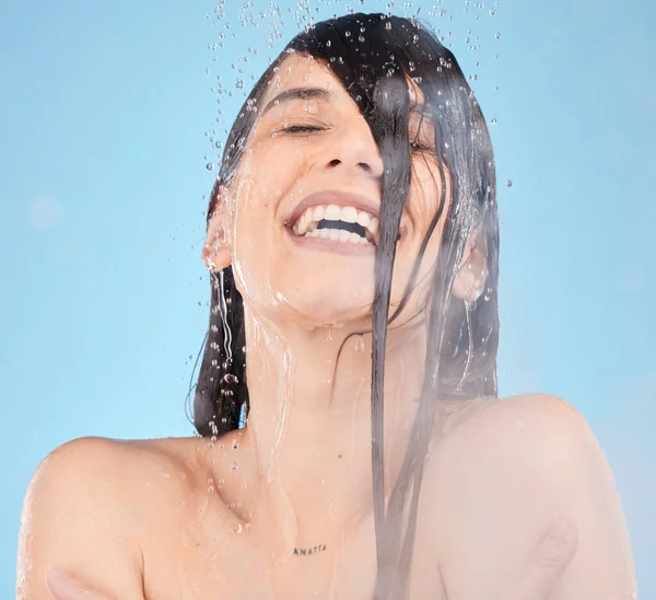 Dusche Gesichtsreinigung Und Frau Mit Wassertropfen Zur Morgendlichen Selbstpflege Badezimmerpflege — Stockfoto