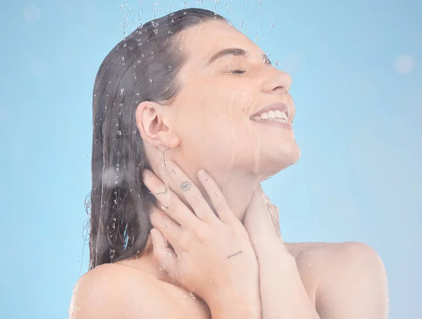Szépség Bőr Zuhanyzóban Vízcseppek Hajápolás Tiszta Test Higiéniai Mosoly Kék — Stock Fotó