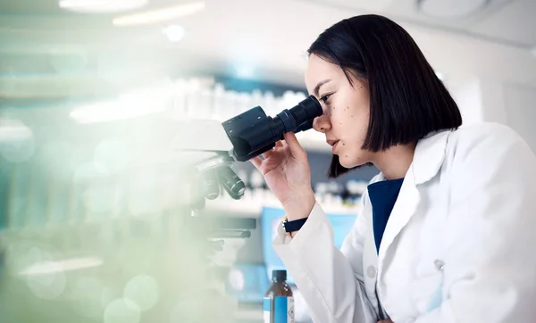 Ciência Microscópio Mulher Laboratório Para Pesquisa Inovação Médica Teste Cientista — Fotografia de Stock