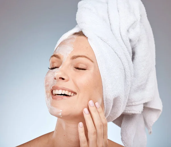 Skincare Creme Mulher Chuveiro Limpeza Feliz Beleza Marketing Contra Fundo — Fotografia de Stock