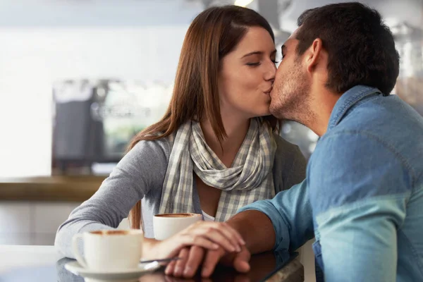 表达她的爱意一对年轻貌美的情侣一起在咖啡店里 — 图库照片