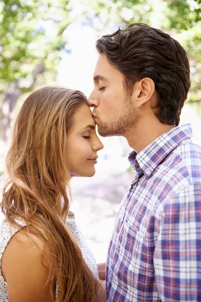 Zärtlicher Moment Zusammen Ein Hübscher Junger Mann Küsst Seine Freundinnen — Stockfoto