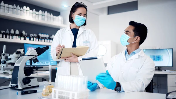 Tudományos Laboratórium Csapat Tablettervezés Oltóanyag Kutatás Gyógyszerfejlesztés Adatelemzés Vizsgálat Innováció — Stock Fotó