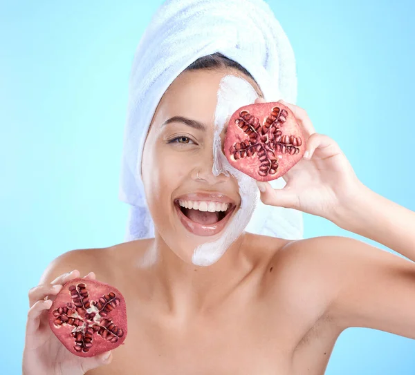 Frau Gesichtsmaske Und Granatapfel Für Kurschönheit Luxuriöse Hautpflege Und Natürliches — Stockfoto