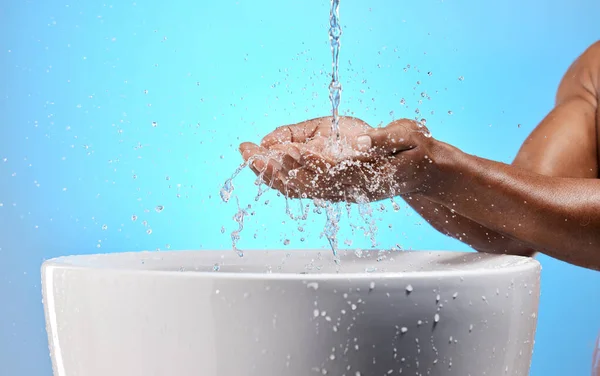 Μαύρος Άνδρας Νερό Πιτσιλίζει Και Πλένει Χέρια Μπλε Φόντο Στη — Φωτογραφία Αρχείου