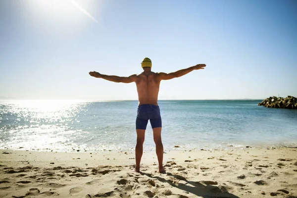 Wygrzewając Się Słońcu Młody Pływak Stojący Nad Oceanem — Zdjęcie stockowe