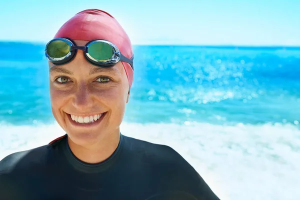 Açık Hava Egzersizi Okyanusun Yanında Durup Gülümseyen Genç Bir Yüzücü — Stok fotoğraf