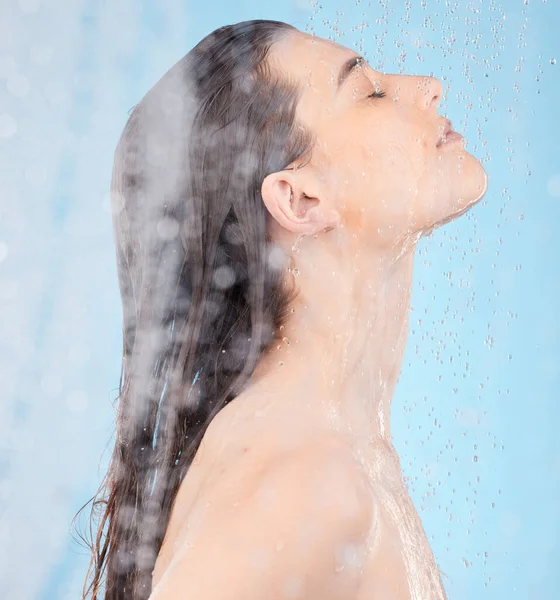 Frau Dusche Und Wasser Für Hautpflege Gesundheit Und Reinigung Körper — Stockfoto