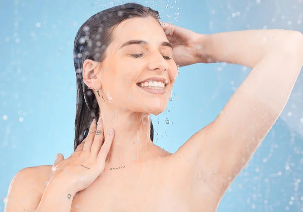 Žena Sprcha Úklid Pro Hygienu Péči Tělo Krásu Vodou Modrém — Stock fotografie