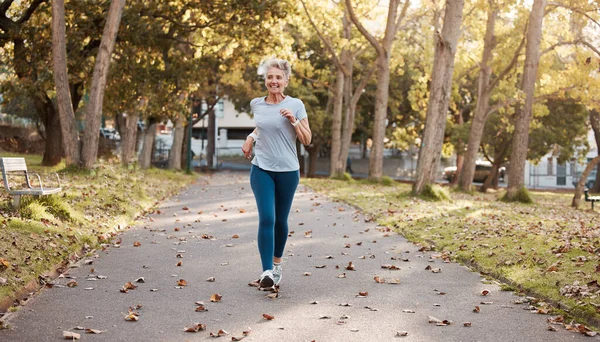 Exercício Sênior Mulher Correndo Parque Para Fitness Saúde Bem Estar — Fotografia de Stock