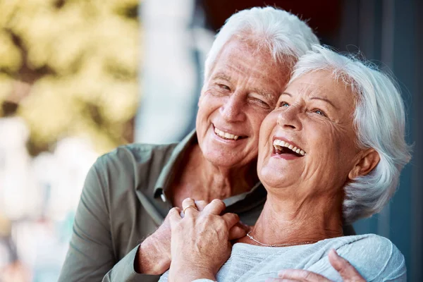 Seniorenpaar Knuffel Lach Het Park Gelukkig Met Pensioen Ontspannen Wellness — Stockfoto