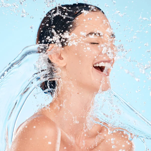 Skincare Facial Mulher Com Água Beleza Respingo Chuveiro Para Limpeza — Fotografia de Stock