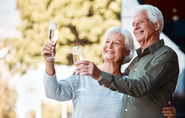 Senioren Paar Champagne Toast Knuffel Met Liefde Relatie Geluk Zorg — Stockfoto