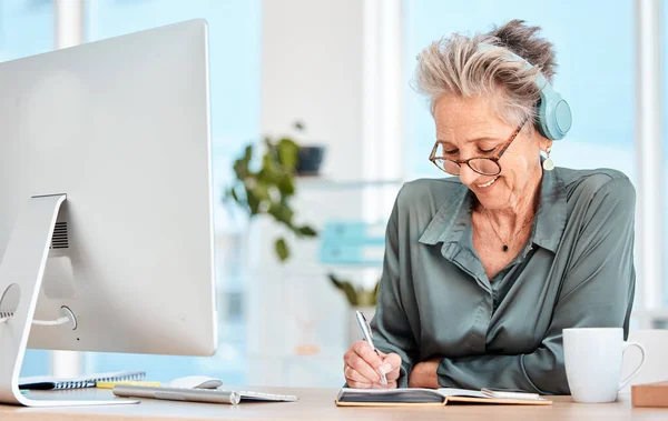 Старша Жінка Навушники Письмо Офісі Або Щасливе Планування Мотивації Ноутбуком — стокове фото