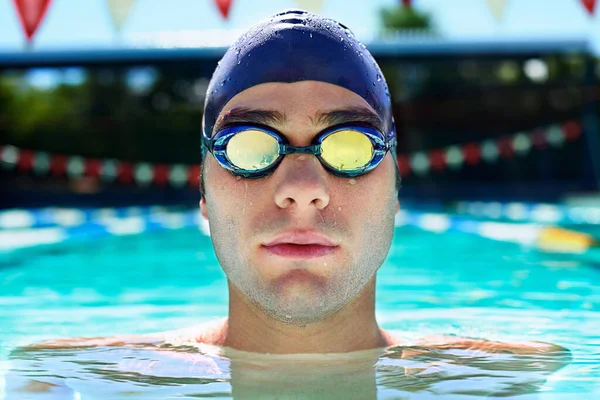 天生会游泳一个在游泳池里看起来严肃的男子游泳运动员的剪影 — 图库照片