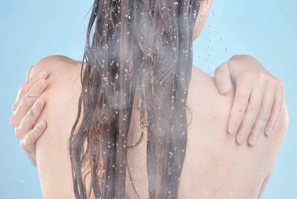 女性の手 バックとスキンケアグルーミングルーチンでシャワー スタジオで青の背景に濡れた衛生管理や医療の健康 モデル 家のバスルームや洗髪で水とクリーニング — ストック写真
