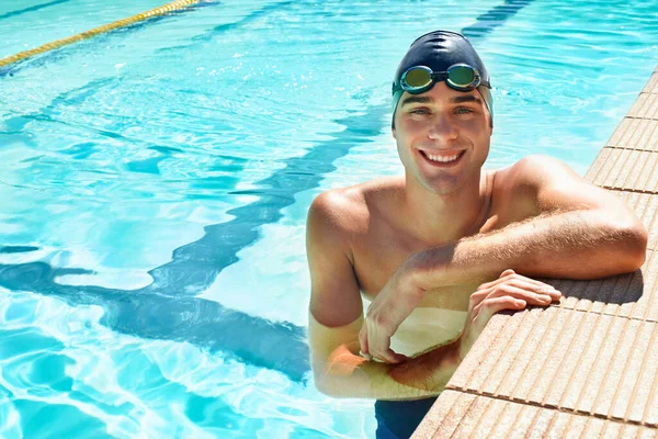 这是锻炼身体的最好方法 英俊的男子游泳运动员在游泳池边休息时微笑着 — 图库照片