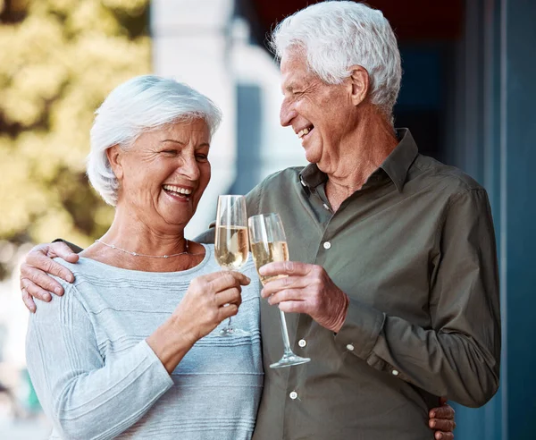 Seniorenpaar Feest Toast Met Champagne Voor Jubileum Liefde Date Buiten — Stockfoto