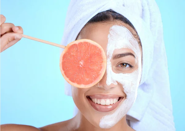 Frau Gesichtsmaske Und Grapefruitpflege Für Beauty Wellness Portraits Naturkosmetik Und — Stockfoto