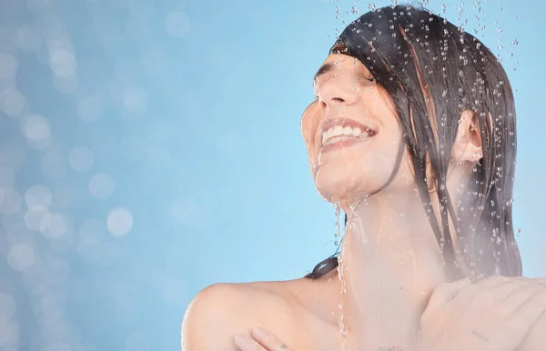 Dusche Wasser Und Gesichtsreinigung Für Den Badezimmeralltag Körperpflege Oder Haarpflege — Stockfoto