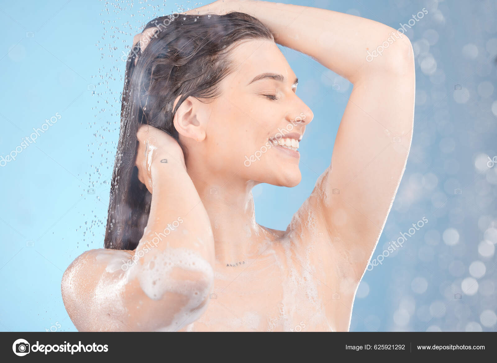 Sprcha Šampon Žena Studiu Pěnou Vlasy Kapkami Vody Mýdlem Pro — Stock  Fotografie © PeopleImages.com #625921292