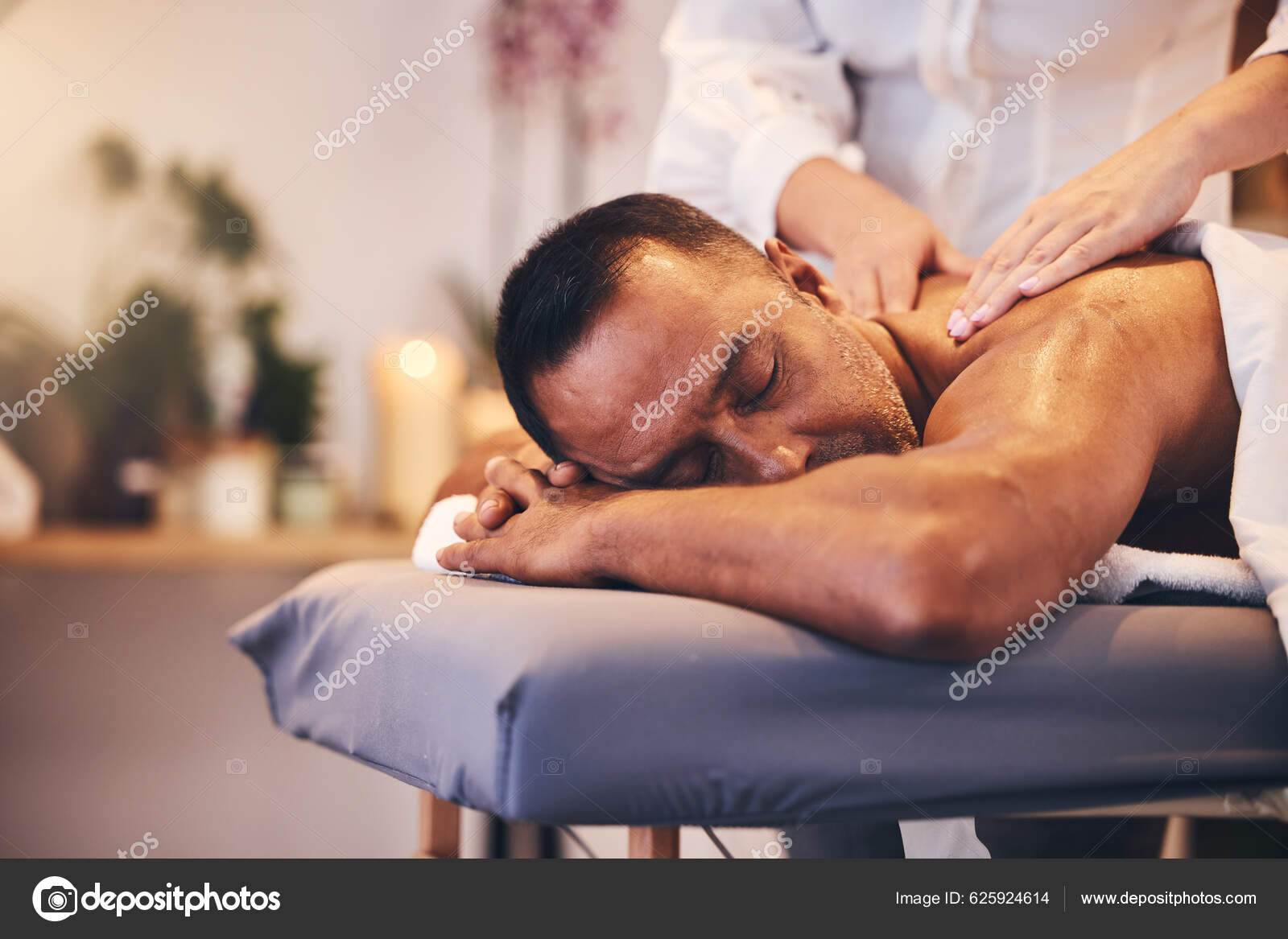 Sove Massage Spa Terapi Mand Med Luksus Pleje Hotel Wellness — Stock-foto ©  PeopleImages.com #625924614