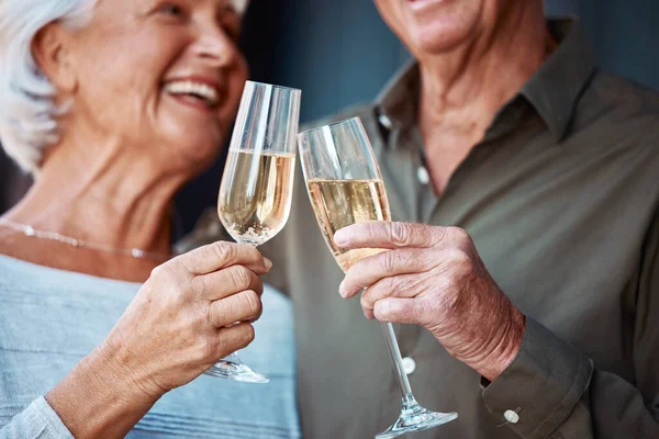 Champagne Cinta Dan Senior Pasangan Bersulang Untuk Tanggal Ulang Tahun — Stok Foto