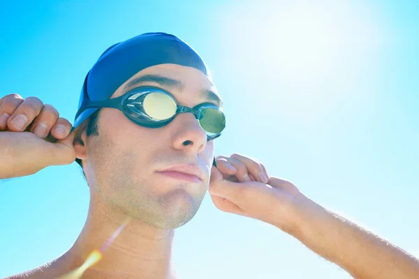 Napędzany Sportową Doskonałością Portret Przystojnego Pływaka Szykującego Się Rywalizacji — Zdjęcie stockowe