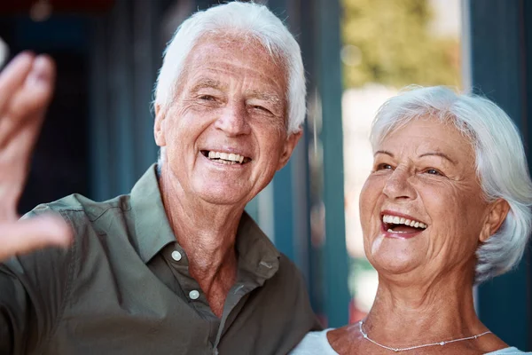 Viejo Pareja Selfie Con Hombre Una Mujer Jubilados Riendo Divirtiéndose — Foto de Stock