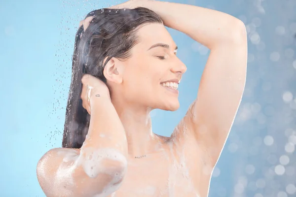 Douche Shampoo Vrouw Studio Met Haarverzorging Schuim Water Druppels Zeep — Stockfoto