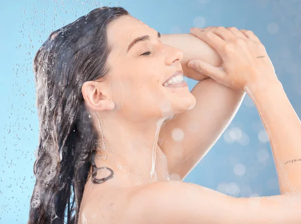 Dusche Reinigung Und Frau Mit Wasser Für Haare Studio Für — Stockfoto